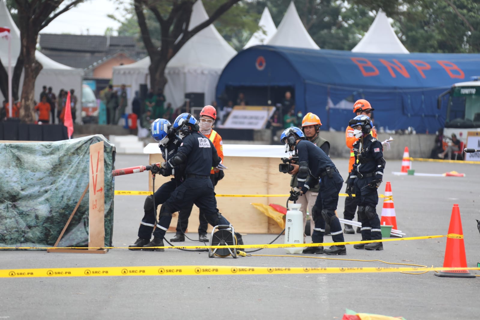 Tim SAR melakukan evakuasi menggunakan alat berat saat Simulasi Penanganan Gempabumi pada ASEAN Regional Disaster Response Simulation Exercise (ARDEX) 2023 di Stadion Sultan Agung, Kabupaten Bantul, Daerah Istimewa Yogyakarta, pada Kamis (3/8)